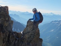 Sur l'arête après le glacier. Au fond à droite, le Viso.