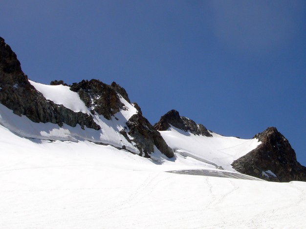 Randonnée glaciaire sur le glacier de la Girose avec les guides de haute montagne de Serre Chevalier. Au fond à droite le Pic de la Grave. Massif des Ecrins, Briançonnais, Hautes Alpes.
