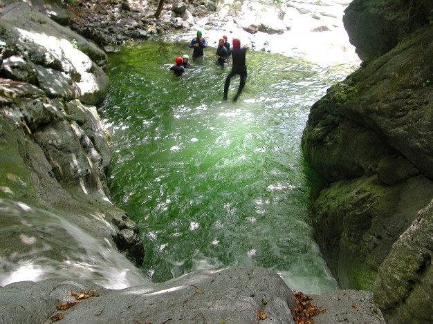 Saut dans le canyon de Caprie. Canyoning avec les guides de Serre Chevalier, Val de Susa (Italie).