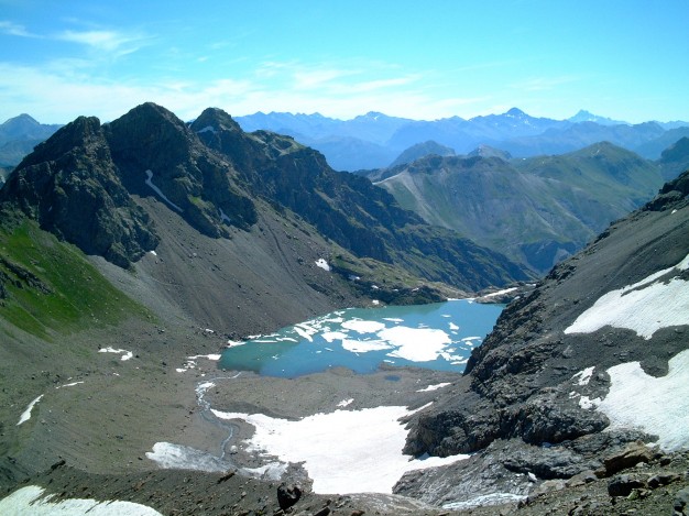 En descendant du Dôme du Monêtier, vue sur le lac de l'Eychauda. Alpinisme, massif des Ecrins, hautes Alpes.