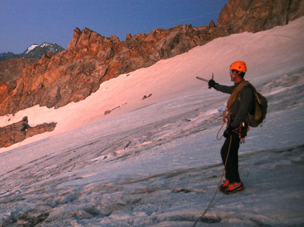 Sur le glacier supérieur des Agneaux, vers le col des Neiges. Alpinisme dans le massif des Ecrins avec les guides de Serre Chevalier.