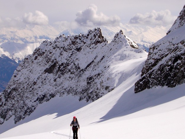 Sur le Dôme du Monêtier en ski de randonnée avec les guides de Serre Chevalier.
