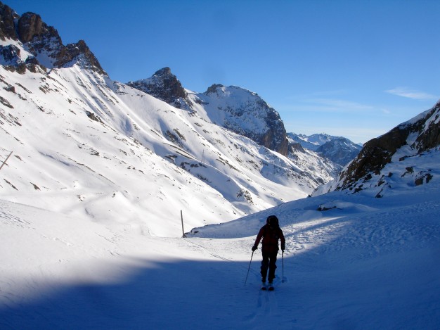 En montant au Col de Fontaine Lombarde, dans le vallon de la Mandette. Ski de randonnée dans la vallée de la Guisane,massif du Galibier, avec les guides de Serre Chevalier.