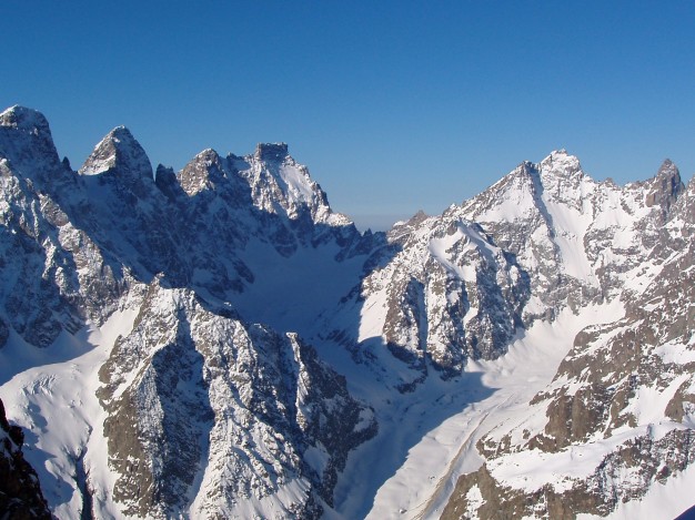 De gauche à droite : Pelvoux, Pic Sans Nom, Ailefroide, Pic Coolidge, fifre et Barre des Ecrins.Sur le Dôme du Monêtier en ski de randonnée avec les guides de Serre Chevalier.